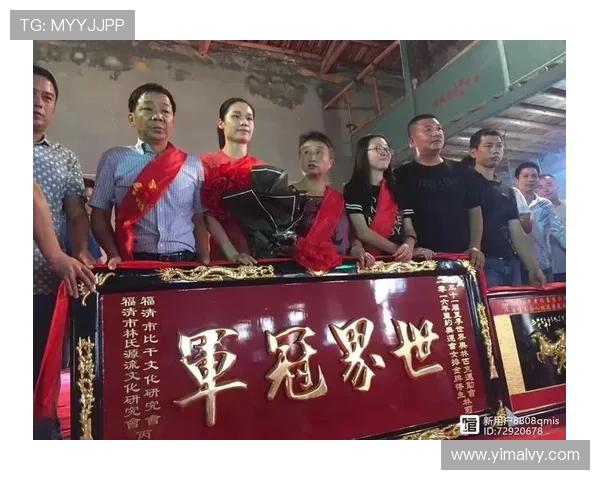 冠军球队凯旋归来 数万市民齐聚街头共庆辉煌胜利