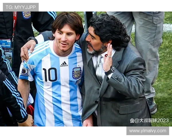 梅西课间专注踢球不理铃声老师提醒他马拉多纳独一无二